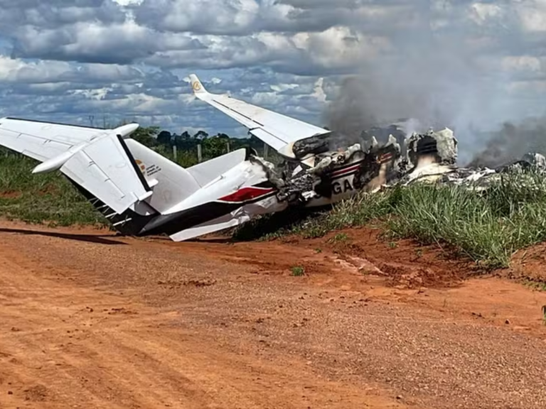 Chamas no Pouso, Alívio na Terra: Avião com Parlamentares Sofre Pane e Evacuação em Rondônia