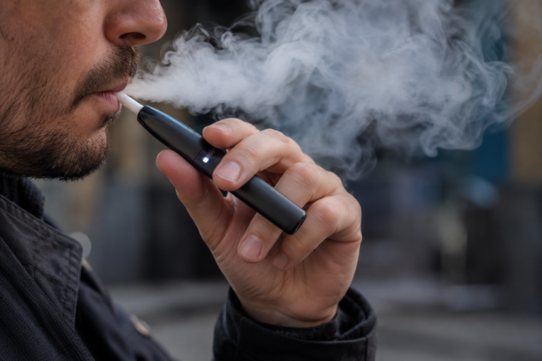 Uma única sessão com tabaco aquecido já pode provocar danos aos vasos sanguíneos e ao DNA, aponta estudo
