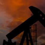 Petróleo oscila perto da estabilidade após tensão geopolítica envolvendo Venezuela