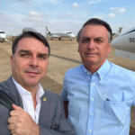 Bolsonaro define núcleo jurídico com acesso direto durante prisão domiciliar e inclui filho e ex-ministro