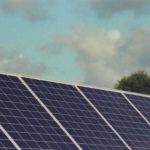 Energia solar residencial vale a pena? Guia completo de custos e economia