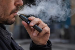 Uma única sessão com tabaco aquecido já pode provocar danos aos vasos sanguíneos e ao DNA, aponta estudo
